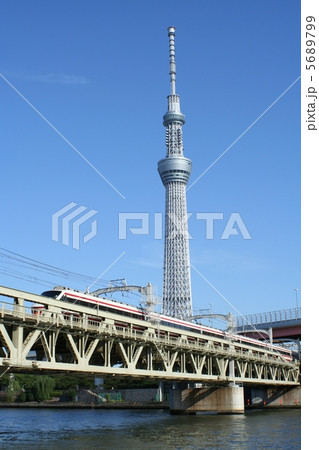 スカイツリーと特急りょうもう 5689799