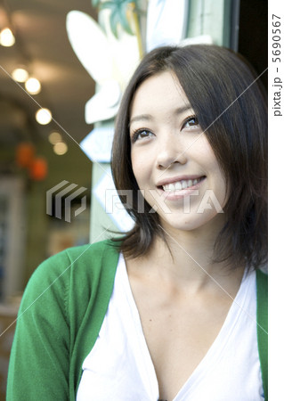 笑顔の若い女性 5690567