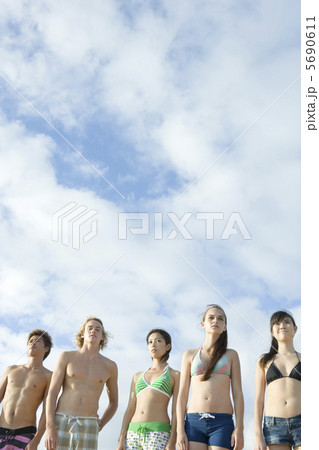 青空と水着の若者たち 5690611