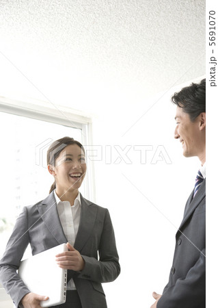 上司と笑顔で話す20代のビジネスウーマン 5691070