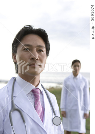 男女二人の医療関係者 男女二人の医療関係者 5691074