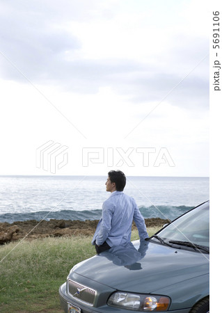 海を眺める30代男性 海を眺める30代男性 5691106