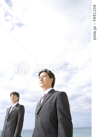 大空の下にいる二人のビジネスマン 5691108