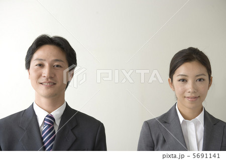 30代のビジネスマンと20代ビジネスウーマン 30代のビジネスマンと20代ビジネスウーマン 5691141