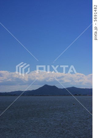 児島湖対岸に常山を望む 5691482