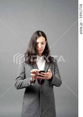 スマートフォンを触る男性 スマートフォンを触る男性 5691738
