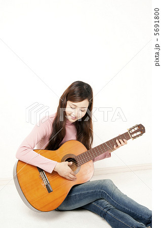 アコースティックギターを弾く女性の写真素材