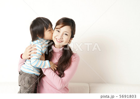 子供にキスされる母親の写真素材