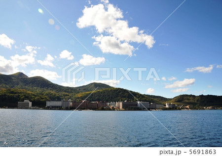 洞爺湖温泉街と有珠山 5691863