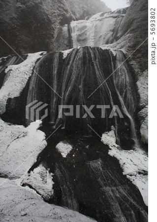 雪降る　袋田の滝　第1観瀑台から　超広角17mmで撮影 5693802