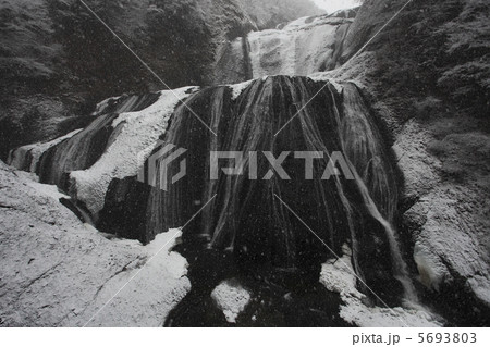 雪降る 袋田の滝 第1観瀑台から 超広角17mmで撮影 雪降る 袋田の滝 第1観瀑台から 超広角17mmで撮影 5693803