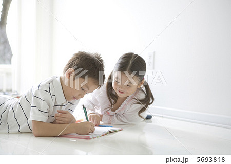 一緒に絵を描く兄と妹 5693848