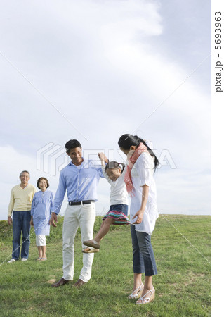 野原に立つ家族5人 野原に立つ家族5人 5693963