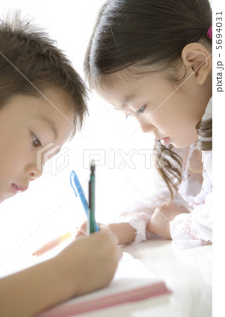 一緒に絵を描く兄と妹 5694031