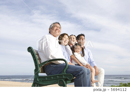 ベンチに座り海を眺める家族5人 ベンチに座り海を眺める家族5人 5694112
