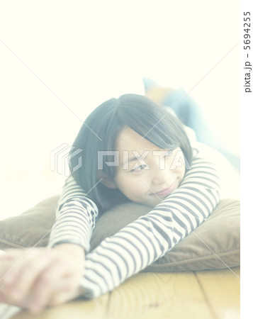 部屋でくつろぐ10代女性 5694255