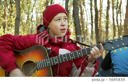Girl playing guitar 5695839