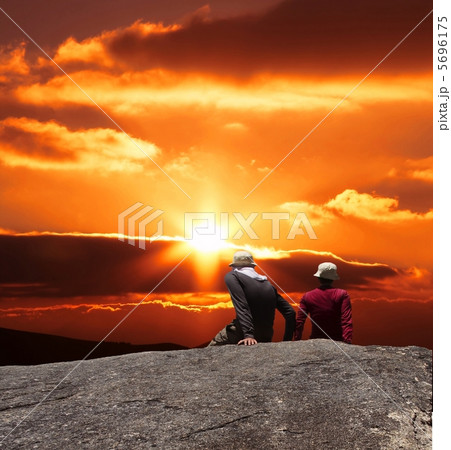 Couple on sunset 5696175