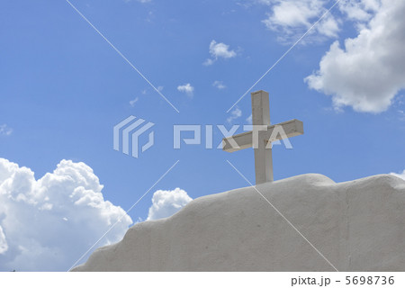 積乱雲と青空を背景に白い十字架 積乱雲と青空を背景に白い十字架 5698736