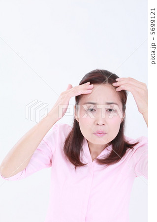 ミドル女性 気になる生え際 ミドル女性 気になる生え際 5699121