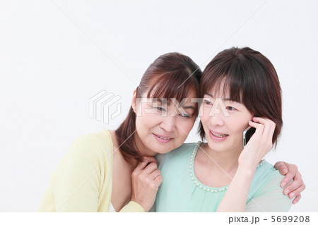 会話を楽しむ女性 5699208