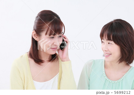 会話を楽しむ女性 会話を楽しむ女性 5699212