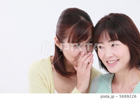 母と娘 内緒話 母と娘 内緒話 5699226
