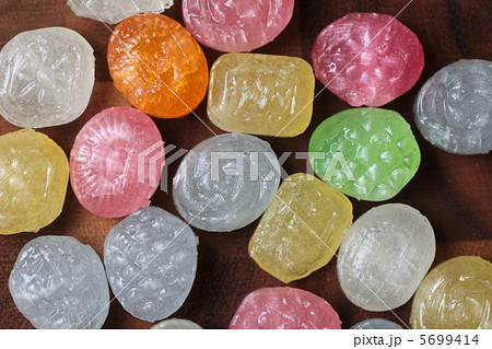 一面に並べたカラフルなドロップキャンディ 一面に並べたカラフルなドロップキャンディ 5699414