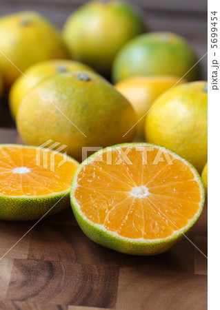 半分にカットした甘くて美味しい早生みかん 半分にカットした甘くて美味しい早生みかん 5699454