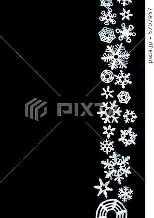 雪の結晶 切り絵 黒背景の写真素材