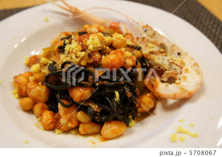 イカスミを練りこんだ手打ちタリオリーニ スカンピといろいろ豆のトマトソース レモンの香りとともに イカスミを練りこんだ手打ちタリオリーニ スカンピといろいろ豆のトマトソース レモンの香りとともに 5708067