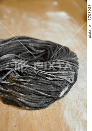 イカスミを練りこんだ手打ちタリオリーニ イカスミを練りこんだ手打ちタリオリーニ 5708088