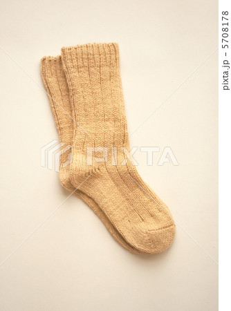 生成りの毛糸のソックス 5708178
