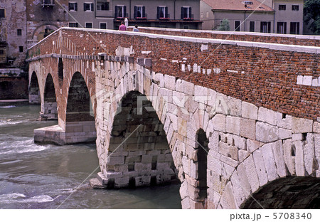 ヴェローナのスカリジェロ橋 5708340