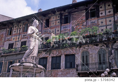 ヴェローナのマドンナ像 5708342