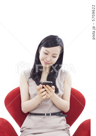 スマートフォンを使う女性 5709622