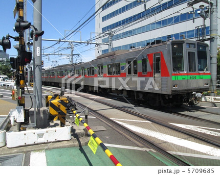 品川踏切を行く北総鉄道9000型 5709685