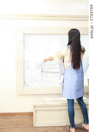 掃除をする女性 5709769