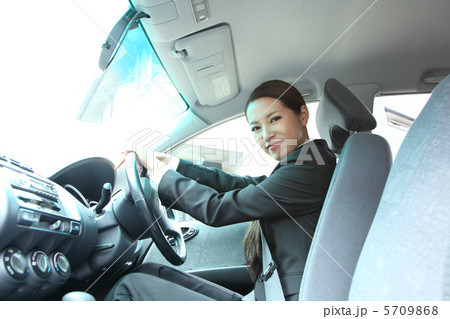 車を運転する女性 5709868