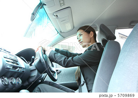 車を運転する女性 5709869