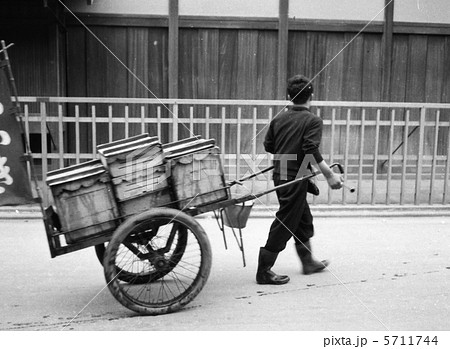行商に出掛ける豆腐屋さんの写真素材