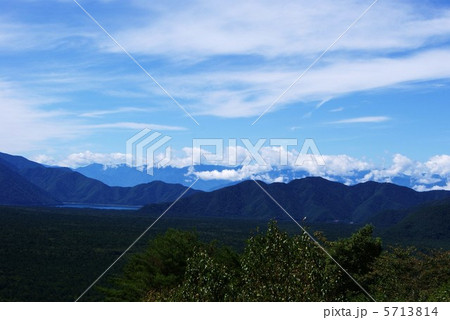 遠望の本栖湖と南アルプスにかかる雲・横位置 5713814