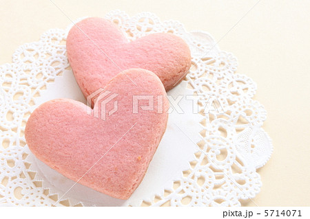 バレンタイン背景のピンクハートクッキーの写真素材