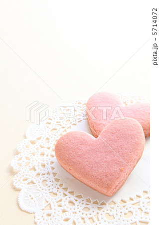 バレンタイン背景のハートクッキーの写真素材