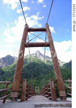 上高地　明神橋と明神岳 5714262