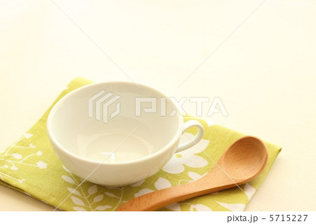 スープカップと木のスプーン 5715227