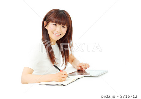 タブレットとノートを使用する女性 5716712