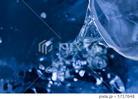 水をこぼす 5717048