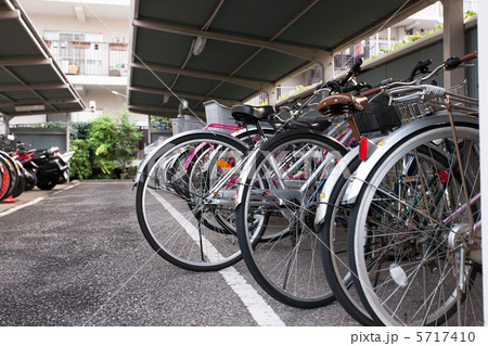 マンションの駐輪場 5717410