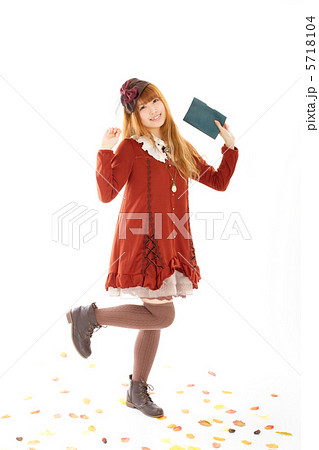 落ち葉の中で本を持ってはしゃぐ可愛い女の子 落ち葉の中で本を持ってはしゃぐ可愛い女の子 5718104